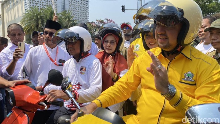 Imam Budi-Ririn mendaftar ke KPU Depok, berangkat naik Vespa matic