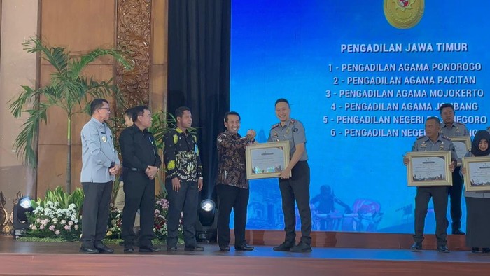 Imigrasi Surabaya Sabet Penghargaan dari Dirjen Perbendaharaan Jatim