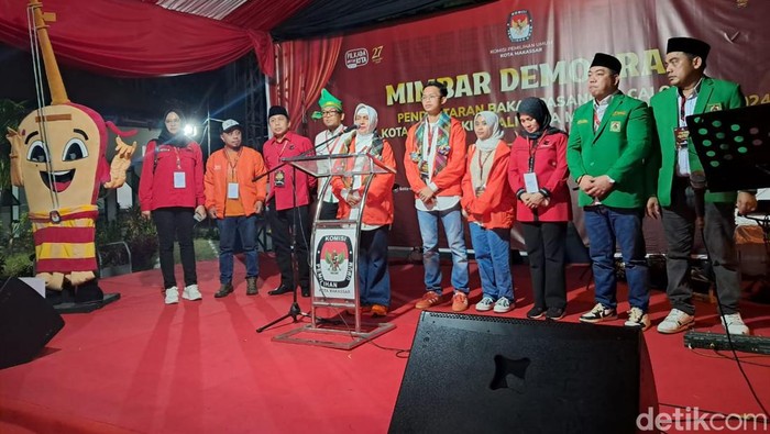 Indira-Ilham kompak mengenakan jaket berwarna oranye mendaftar di KPU Makassar dan didampingi parpol pengusung.