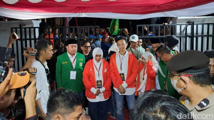 Indira-Ilham kompak mengenakan jaket berwarna oranye saat mendaftar di KPU Makassar.