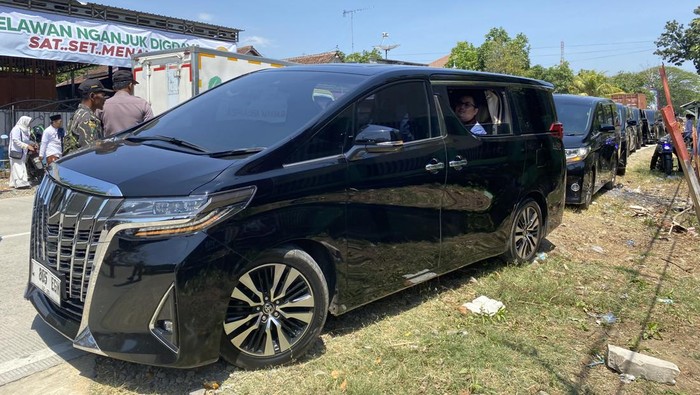 Iring-iringan Alphard pendaftaran Pilbup Nganjuk ke KPU