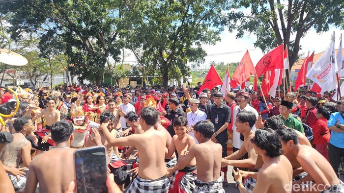 Iring-iringan parade budaya antarkan pasangan calon Satriya ke KPU Klungkung, Kamis (29/8/2024). (Putu Krista/detikBali).
