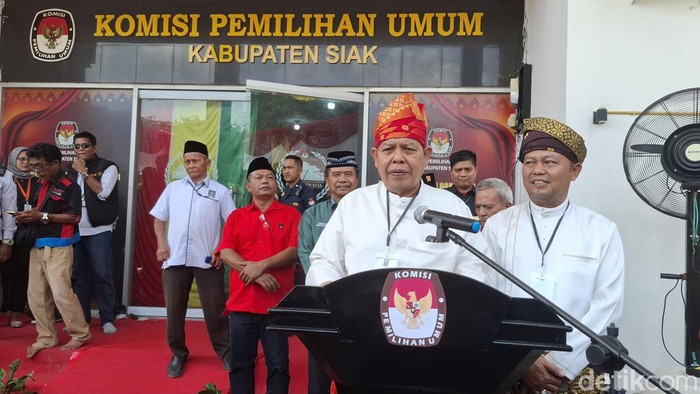 Irving-Sugianto saat daftar di KPU (Raja Adil/detikcom)