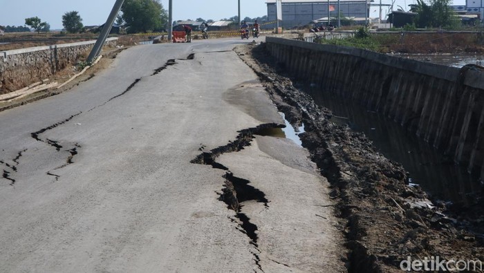 Kondisi jalan amblas menuju tambat kapal Sungai Juwana, Kamis (29/8/2024).