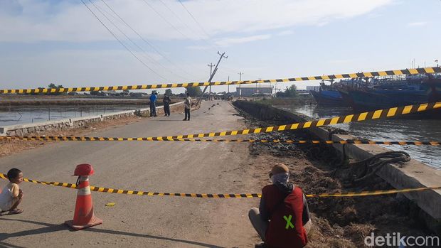 Kondisi jalan amblas menuju tambat kapal Sungai Juwana, Kamis (29/8/2024).