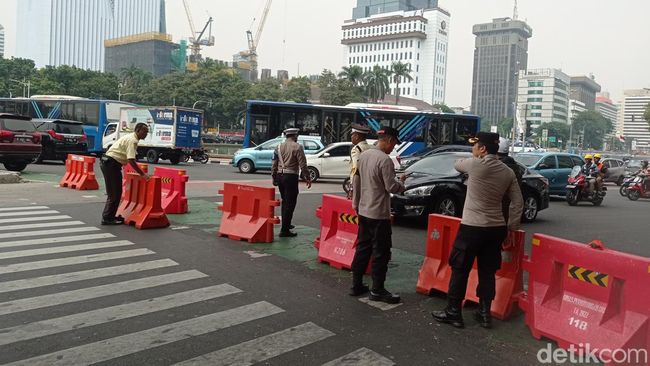 Jalan Medan Merdeka Barat arah Istana ditutup jelang demo ojek online