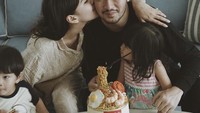 Bersama istrinya, ini momen romantis Jeje merayakan ulang tahun. Jeje diberikan kue ulang tahun unik berbentuk Indomie goreng. Foto: Instagram