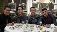 Momen bersama sahabatnya juga pernah dibagikan. Mereka berpose setelah menikmati hidangan di pesta pernikahan. Foto: Instagram