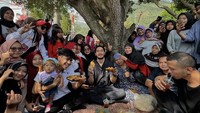 Beberapa waktu lalu, Jeje sempat menyapa warga Cililin, Bandung. Ia menikmati menu makanan sederhana sambil dikerumuni warga. Foto: Instagram