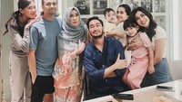Begini serunya Jeje dan keluarganya ketika sedang santai. Mereka menikmati camilan di meja makan rumah Raffi Ahmad. Foto: Instagram