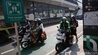 Berdasarkan pantauan detikcom di sekitar Stasiun Cawang driver ojol masih melayani penumpang tapi memang secara jumlah tak sebanyak hari-hari sebelumnya.