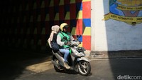 Gabungan ojek online (ojol) dan kurir se-Jabodetabek menuntut dua hal: penurunan tarif aplikasi dan melegalkan profesi dalam undang-undang.