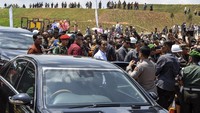 Jokowi juga sempat menyapa warga yang hadir dalam peresmian bendungan.  