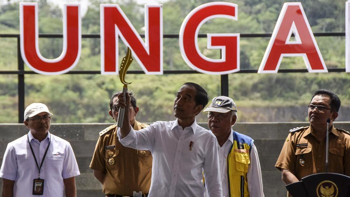 Jokowi Resmikan Bendungan Leuwikeris Senilai Rp 3,5 T di Tasikmalaya Presiden Joko Widodo (tengah) memegang replika kujang didampingi Menteri PUPR Basuki Hadimuljono (kedua kanan) saat peresmian Bendungan Leuwikeris di Kabupaten Tasikmalaya, Jawa Barat, Kamis (29/8/2024). Bendungan Leuwikeris yang memiliki volume daya tampung bendungan sekitar 81 juta meter kubik air untuk mengairi daerah irigasi seluas 11.200 hektare itu dibangun sejak tahun 2016 dengan menelan anggaran sebesar Rp3,5 triliun.
