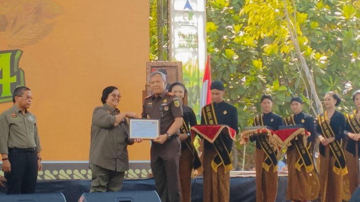 Kajati Sumut Idianto saat menerima penghargaan dari Siti Nurbaya. (Foto: Dok. Kejati Sumut)