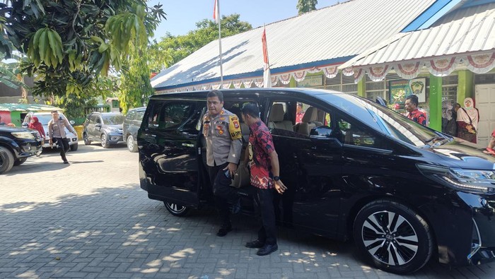Kapolres Gowa AKBP R.T.S Simanjuntak mendatangi SMP 3 Sungguminasa yang menjadi lokasi siswa diinjak teman sekolah hingga terkapar. Dokumen Istimewa