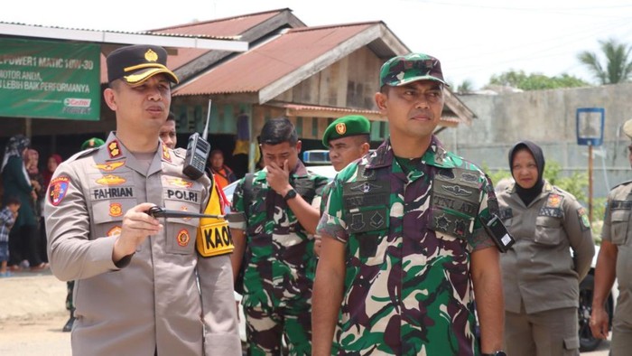 Kapolres Inhu AKBP Fahrian Saleh Siregar dan Dandim Inhu Letkol Inf Emick Chandra Nasution saat cek personel usai apel. (Dok Humas Polres Inhu)