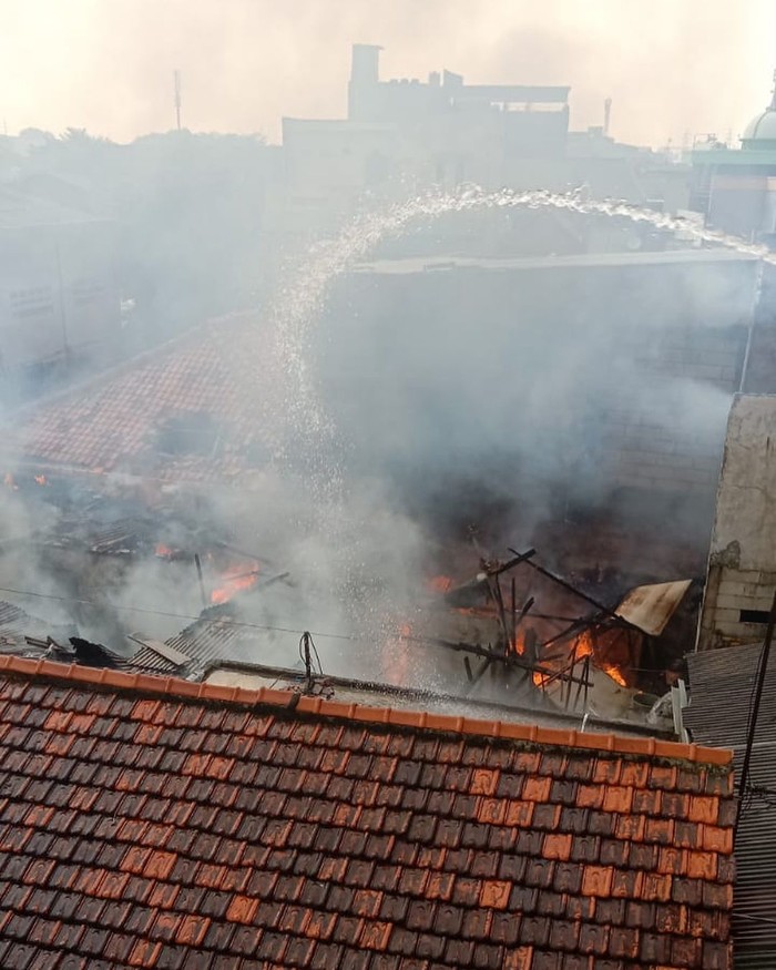 Kebakaran rumah terjadi di Pulogadung, Jaktim. Kebakaran diduga karena kipas dalam kondisi menyala lalu ditinggal pergi. (dok IG @humasjakfire)