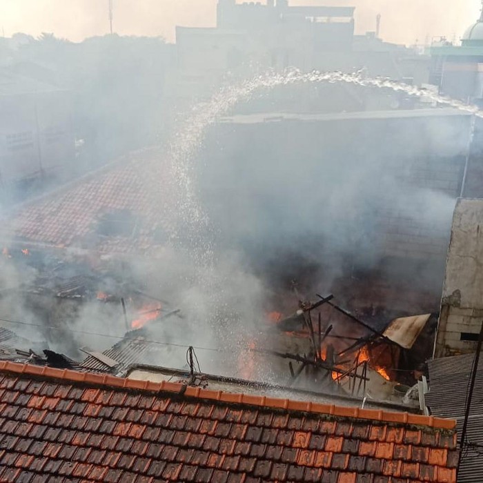 Kecerobohan Meninggalkan Kipas Menyalakan Menyebabkan Kebakaran Hebat di Rumah Jaktim