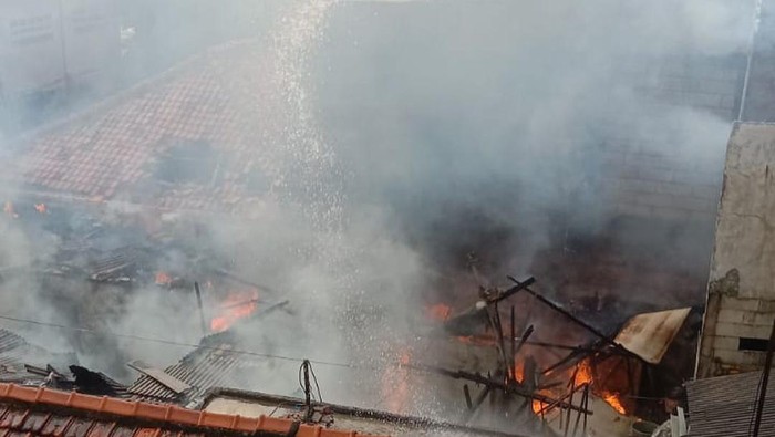 Kebakaran rumah terjadi di Pulogadung, Jaktim. Kebakaran diduga karena kipas dalam kondisi menyala lalu ditinggal pergi. (dok IG @humasjakfire)