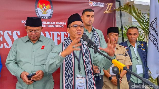 Ketua Pemenangan Bandung Bedas Jilid dua, Cucun Ahmad Syamsurijal dan pasangan Dadang Supriatna - Ali Syakieb saat wawancara bersama awak media.