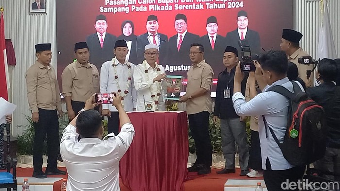 KH Muhammad Bin Muafi Zaini (Gus Mamak) dan H Abdullah Hidayat (Mas AB) mendaftar ke kpu sampang