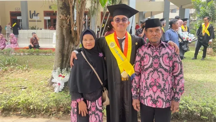 Kisah Johar, anak petani yang lulus cum laude dari UGM.