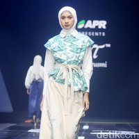Fashion show koleksi Batik Trusmi kolaborasi dengan APR yang menampilkan keindahan alam Tanah Air dan terinspirasi lukisan Raden Saleh di gelaran Muffest 2024, Istora Senayan, Jakarta.. Foto: Mohammad Abduh/detikcom.