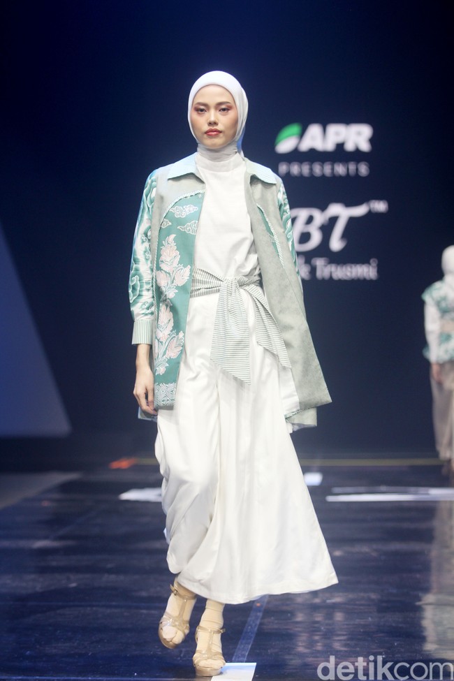 Fashion show koleksi Batik Trusmi kolaborasi dengan APR yang menampilkan keindahan alam Tanah Air dan terinspirasi lukisan Raden Saleh di gelaran Muffest 2024, Istora Senayan, Jakarta. Foto: Mohammad Abduh/detikcom.