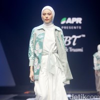Fashion show koleksi Batik Trusmi kolaborasi dengan APR yang menampilkan keindahan alam Tanah Air dan terinspirasi lukisan Raden Saleh di gelaran Muffest 2024, Istora Senayan, Jakarta. Foto: Mohammad Abduh/detikcom.