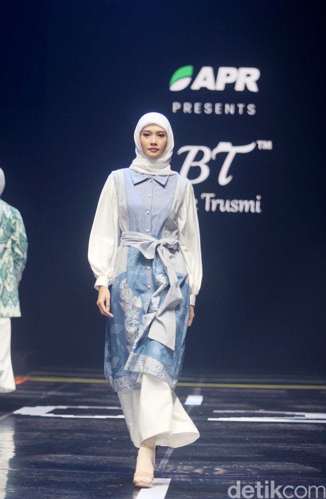 Fashion show koleksi Batik Trusmi kolaborasi dengan APR yang menampilkan keindahan alam Tanah Air dan terinspirasi lukisan Raden Saleh di gelaran Muffest 2024, Istora Senayan, Jakarta. Foto: Mohammad Abduh/detikcom.