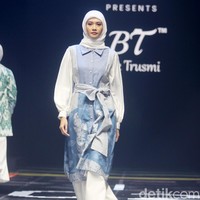 Fashion show koleksi Batik Trusmi kolaborasi dengan APR yang menampilkan keindahan alam Tanah Air dan terinspirasi lukisan Raden Saleh di gelaran Muffest 2024, Istora Senayan, Jakarta. Foto: Mohammad Abduh/detikcom.
