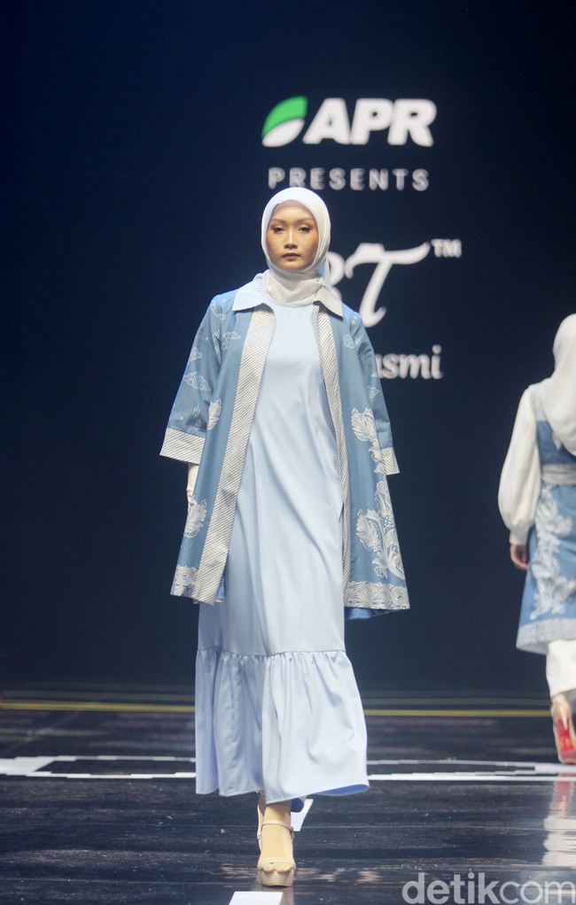 Fashion show koleksi Batik Trusmi kolaborasi dengan APR yang menampilkan keindahan alam Tanah Air dan terinspirasi lukisan Raden Saleh di gelaran Muffest 2024, Istora Senayan, Jakarta. Foto: Mohammad Abduh/detikcom.