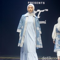 Fashion show koleksi Batik Trusmi kolaborasi dengan APR yang menampilkan keindahan alam Tanah Air dan terinspirasi lukisan Raden Saleh di gelaran Muffest 2024, Istora Senayan, Jakarta. Foto: Mohammad Abduh/detikcom.