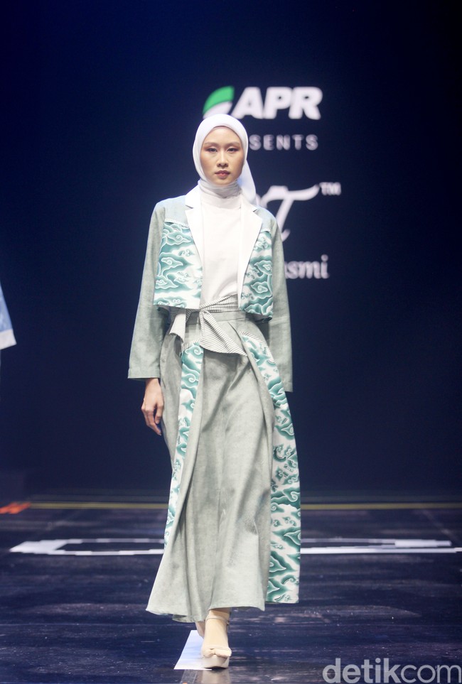 Fashion show koleksi Batik Trusmi kolaborasi dengan APR yang menampilkan keindahan alam Tanah Air dan terinspirasi lukisan Raden Saleh di gelaran Muffest 2024, Istora Senayan, Jakarta. Foto: Mohammad Abduh/detikcom.