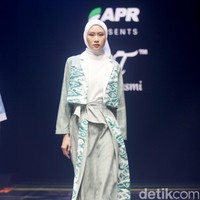 Fashion show koleksi Batik Trusmi kolaborasi dengan APR yang menampilkan keindahan alam Tanah Air dan terinspirasi lukisan Raden Saleh di gelaran Muffest 2024, Istora Senayan, Jakarta. Foto: Mohammad Abduh/detikcom.