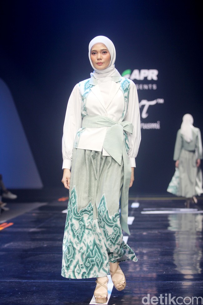 Fashion show koleksi Batik Trusmi kolaborasi dengan APR yang menampilkan keindahan alam Tanah Air dan terinspirasi lukisan Raden Saleh di gelaran Muffest 2024, Istora Senayan, Jakarta. Foto: Mohammad Abduh/detikcom.