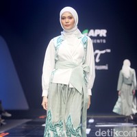 Fashion show koleksi Batik Trusmi kolaborasi dengan APR yang menampilkan keindahan alam Tanah Air dan terinspirasi lukisan Raden Saleh di gelaran Muffest 2024, Istora Senayan, Jakarta. Foto: Mohammad Abduh/detikcom.
