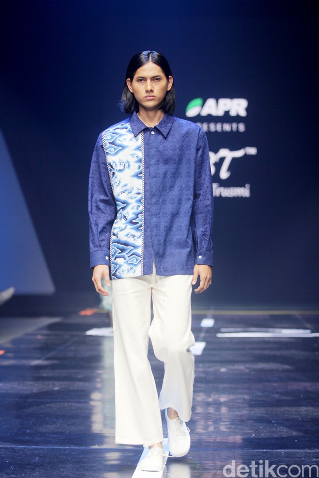 Fashion show koleksi Batik Trusmi kolaborasi dengan APR yang menampilkan keindahan alam Tanah Air dan terinspirasi lukisan Raden Saleh di gelaran Muffest 2024, Istora Senayan, Jakarta. Foto: Mohammad Abduh/detikcom.
