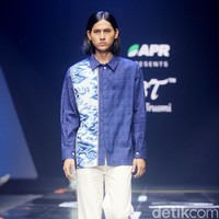 Fashion show koleksi Batik Trusmi kolaborasi dengan APR yang menampilkan keindahan alam Tanah Air dan terinspirasi lukisan Raden Saleh di gelaran Muffest 2024, Istora Senayan, Jakarta. Foto: Mohammad Abduh/detikcom.