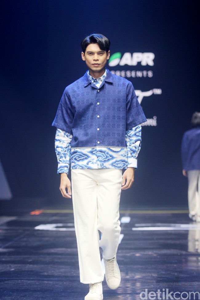 Fashion show koleksi Batik Trusmi kolaborasi dengan APR yang menampilkan keindahan alam Tanah Air dan terinspirasi lukisan Raden Saleh di gelaran Muffest 2024, Istora Senayan, Jakarta. Foto: Mohammad Abduh/detikcom.