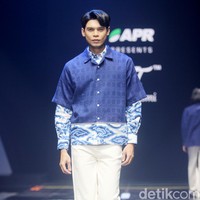 Fashion show koleksi Batik Trusmi kolaborasi dengan APR yang menampilkan keindahan alam Tanah Air dan terinspirasi lukisan Raden Saleh di gelaran Muffest 2024, Istora Senayan, Jakarta. Foto: Mohammad Abduh/detikcom.