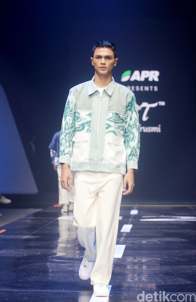 Fashion show koleksi Batik Trusmi kolaborasi dengan APR yang menampilkan keindahan alam Tanah Air dan terinspirasi lukisan Raden Saleh di gelaran Muffest 2024, Istora Senayan, Jakarta. Foto: Mohammad Abduh/detikcom.