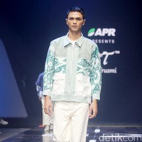 Fashion show koleksi Batik Trusmi kolaborasi dengan APR yang menampilkan keindahan alam Tanah Air dan terinspirasi lukisan Raden Saleh di gelaran Muffest 2024, Istora Senayan, Jakarta. Foto: Mohammad Abduh/detikcom.