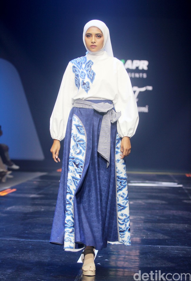 Fashion show koleksi Batik Trusmi kolaborasi dengan APR yang menampilkan keindahan alam Tanah Air dan terinspirasi lukisan Raden Saleh di gelaran Muffest 2024, Istora Senayan, Jakarta. Foto: Mohammad Abduh/detikcom.