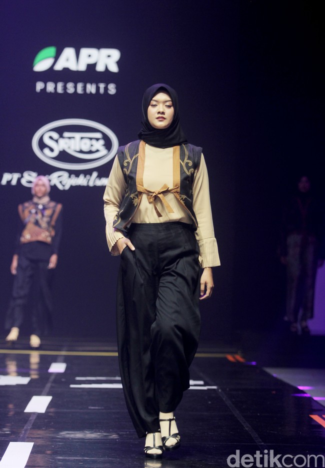 Fashion show koleksi busana buatan perusahaan tekstil Sritex yang berkolaborasi dengan APR di Muffest 2024, Istora Senayan, Jakarta, Sabtu [10/8/2024]. Foto: Mohammad Abduh/detikcom.