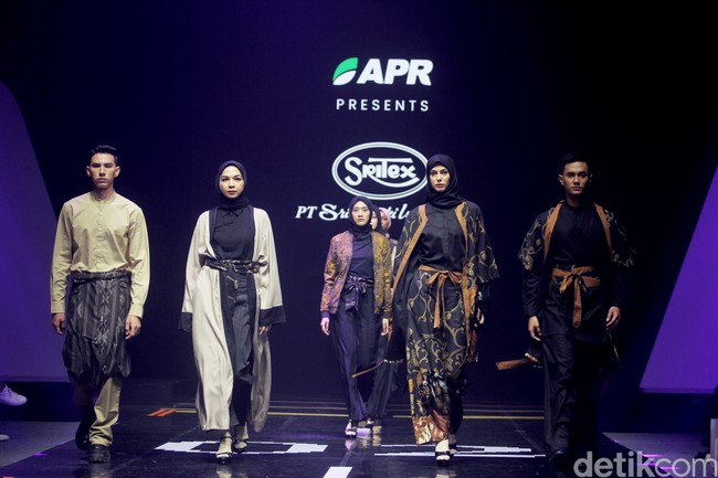 Fashion show koleksi busana buatan perusahaan tekstil Sritex yang berkolaborasi dengan APR di Muffest 2024, Istora Senayan, Jakarta, Sabtu [10/8/2024]. Foto: Mohammad Abduh/detikcom.