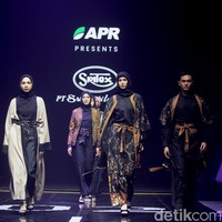 Fashion show koleksi busana buatan perusahaan tekstil Sritex yang berkolaborasi dengan APR di Muffest 2024, Istora Senayan, Jakarta, Sabtu [10/8/2024]. Foto: Mohammad Abduh/detikcom.