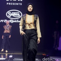 Fashion show koleksi busana buatan perusahaan tekstil Sritex yang berkolaborasi dengan APR di Muffest 2024, Istora Senayan, Jakarta, Sabtu [10/8/2024]. Foto: Mohammad Abduh/detikcom.