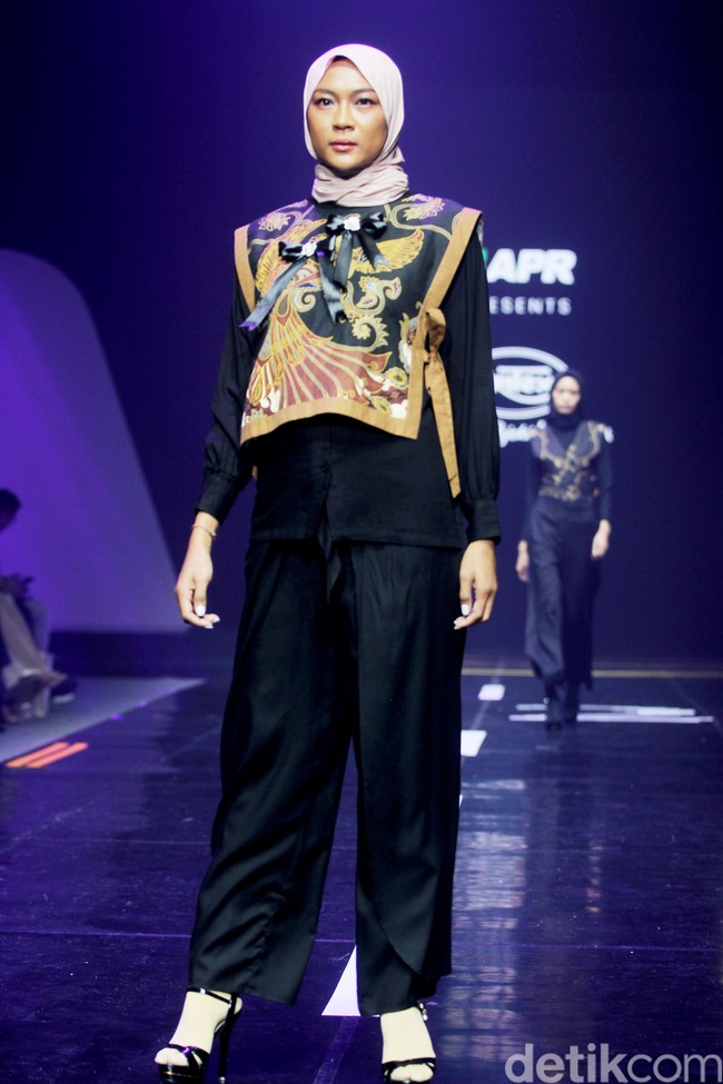 Fashion show koleksi busana buatan perusahaan tekstil Sritex yang berkolaborasi dengan APR di Muffest 2024, Istora Senayan, Jakarta, Sabtu [10/8/2024]. Foto: Mohammad Abduh/detikcom.